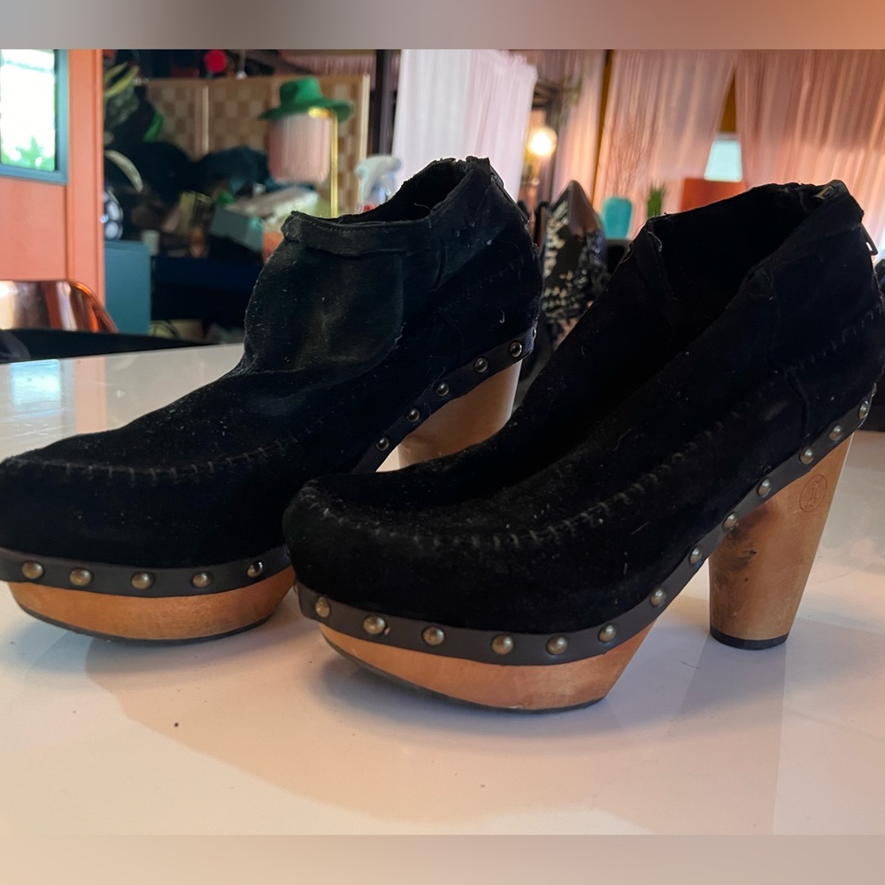 Comfortable, stylish platform FLOGG booties. 8